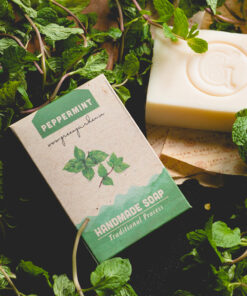 xà phòng bạc hà Green Garden và bao bì - Green Garden's peppermint handmade soap and packaging.
