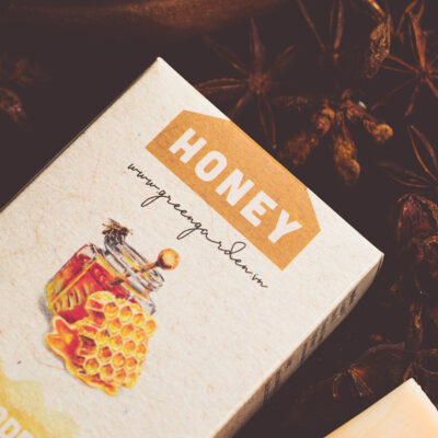 Bao bì của xà phòng mật ong Green Garden - packaging of Green Garden's honey handmade soap.