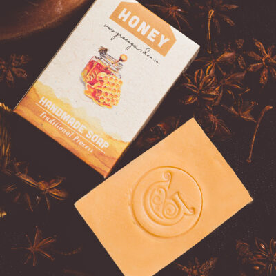 xà phòng mật ong Green Garden và bao bì - Green Garden's honey handmade soap and packaging.