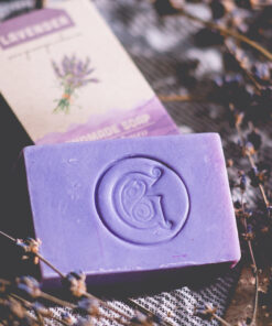 xà phòng oải hương Green Garden và bao bì - Green Garden's lavender handmade soap and packaging.