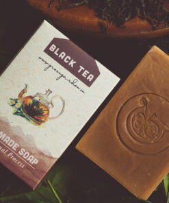 xà phòng trà đen Green Garden và bao bì - Green Garden's black tea handmade soap and packaging.