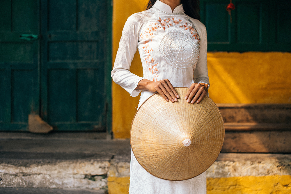 Áo Dài và Nón Lá là 2 loại trang phục truyền thống của Việt Nam hay được du khách mua làm Souvenir