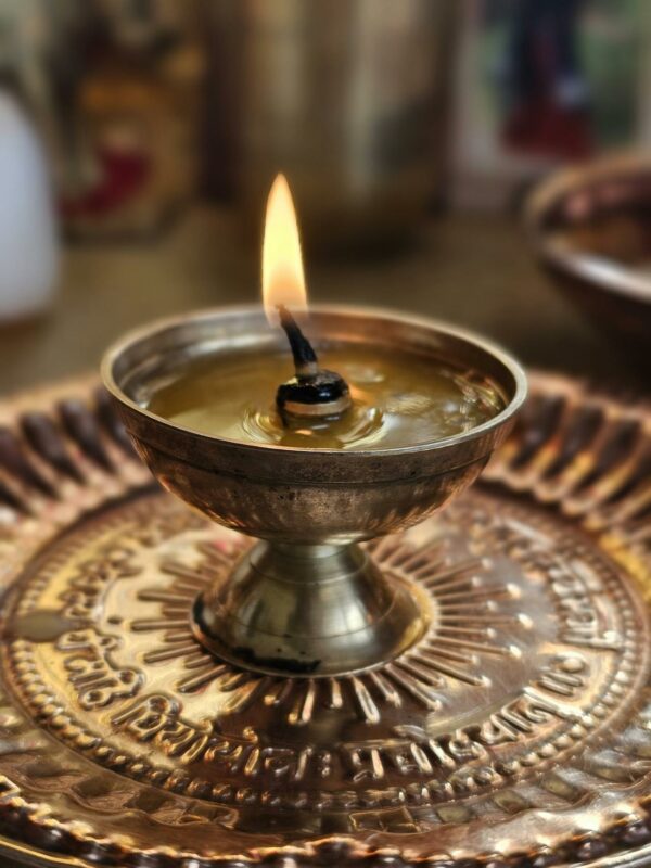 cây đèn với sáp ong và dầu olive trong các đền thờ
